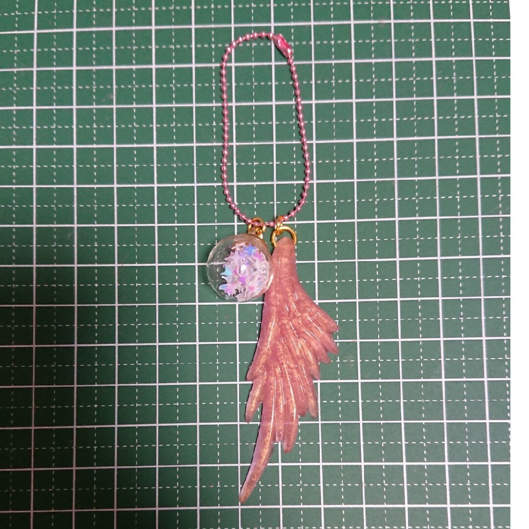 No.695 レジン ボールチェーン 翼 羽根  ピンク ハンドメイドのアクセサリー(キーホルダー/ストラップ)の商品写真