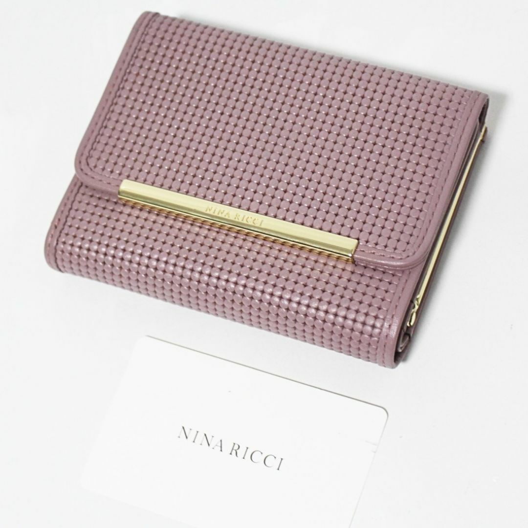 NINA RICCI(ニナリッチ)の新品 ニナリッチ 立体型押しレザー がま口小銭入れ かぶせ二つ折り財布 ピンク系 レディースのファッション小物(財布)の商品写真