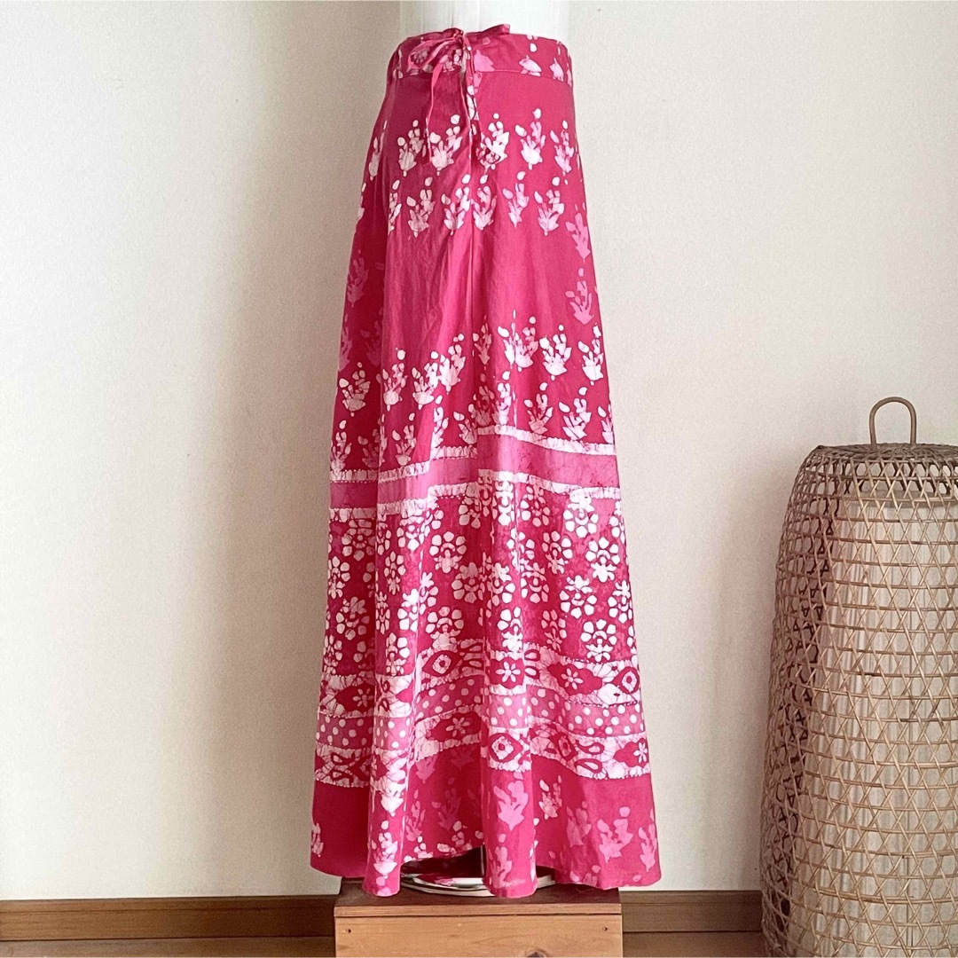 バティックブロックプリント　インド綿　ロングスカート　ピンク レディースのスカート(ロングスカート)の商品写真