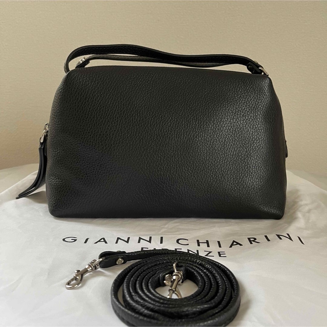 GIANNI CHIARINI(ジャンニキャリーニ)の美品　ジャンニキャリーニ　アリファ M ブラック レディースのバッグ(ショルダーバッグ)の商品写真