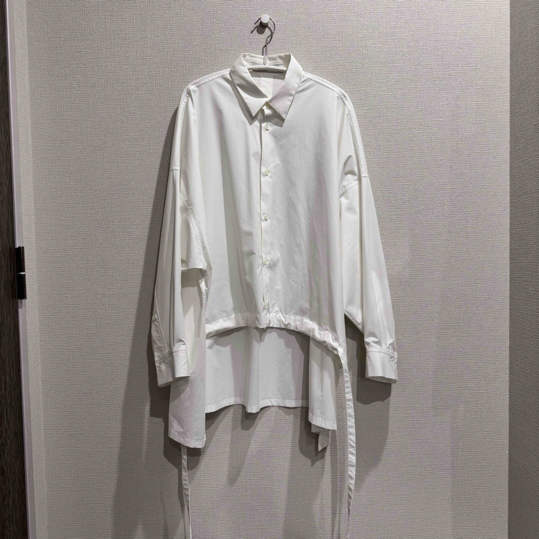 UJOH(ウジョー)の☆ UJOH ウジョー ドローコードシャツ ホワイト レディースのトップス(シャツ/ブラウス(長袖/七分))の商品写真
