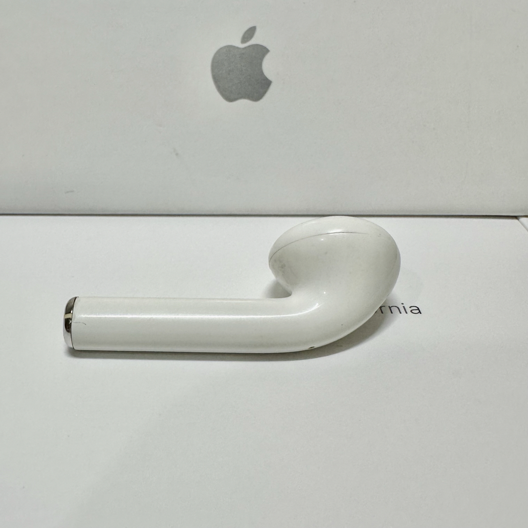 Apple(アップル)のAirPods 第一世代右耳　R正規品　Apple エアーポッズ　右耳 スマホ/家電/カメラのオーディオ機器(ヘッドフォン/イヤフォン)の商品写真