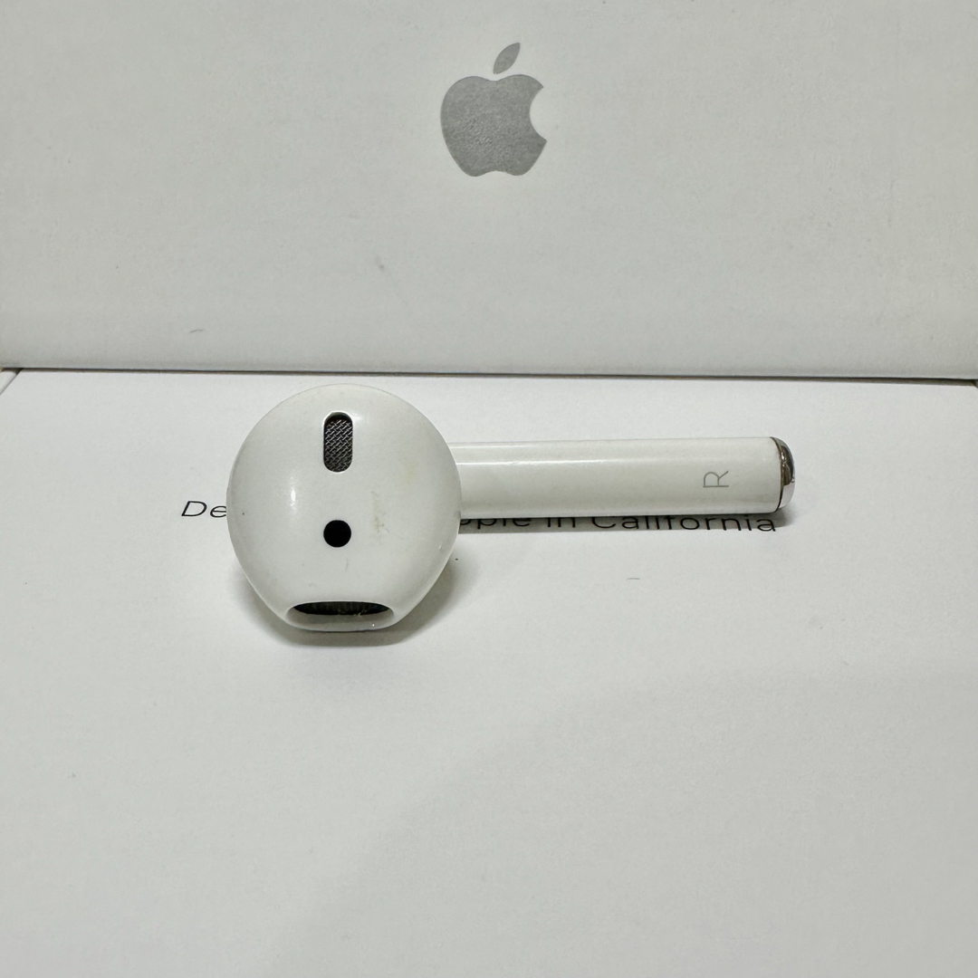 Apple(アップル)のAirPods 第一世代右耳　R正規品　Apple エアーポッズ　右耳 スマホ/家電/カメラのオーディオ機器(ヘッドフォン/イヤフォン)の商品写真