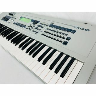 ヤマハ(ヤマハ)のYAMAHA 　ヤマハ　MO6　61鍵　シンセサイザー　キーボード　ケース付き(キーボード/シンセサイザー)