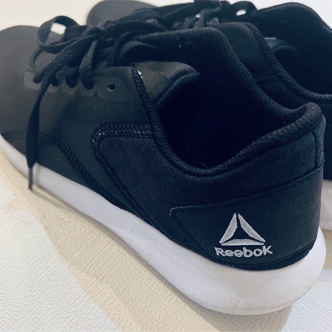 Reebok(リーボック)のリーボック24.5 美品　ブラック　スニーカー　軽量　ウォーキング レディースの靴/シューズ(スニーカー)の商品写真