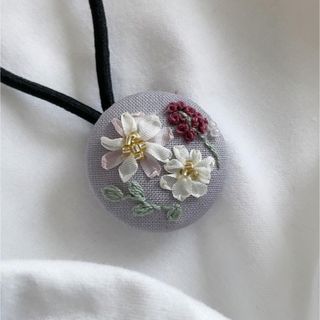 くるみボタン　刺繍　ヘアゴム　ブローチ(コサージュ/ブローチ)