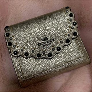 コーチ(COACH)のCOACH ゴールド スタッズ付き三つ折財布(財布)