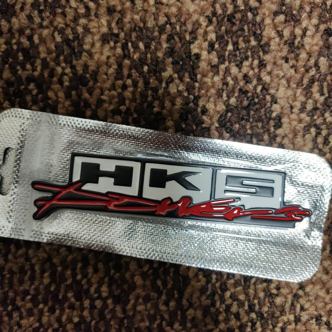 再入荷！【金属製】オーソドックスな HKS エンブレム ステッカー C 自動車/バイクの自動車(車外アクセサリ)の商品写真