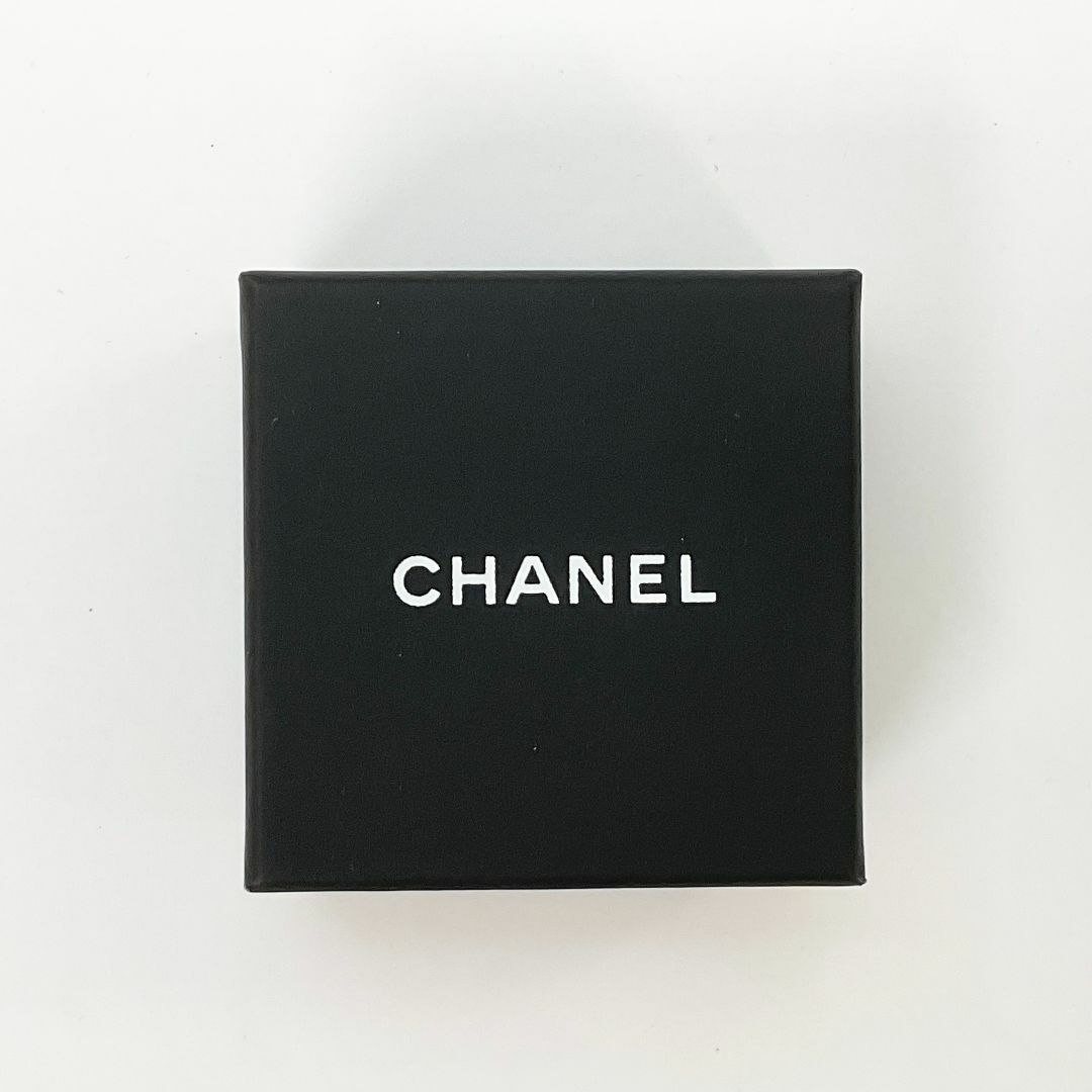 CHANEL(シャネル)の8092 シャネル ピアス ココマーク ロゴ レジン ブラック ゴールド レディースのアクセサリー(ピアス)の商品写真