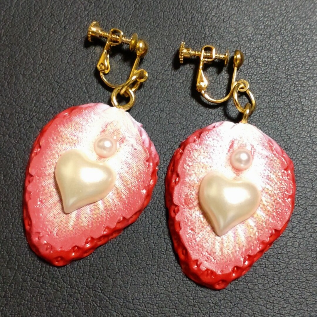 ハンドメイド 苺🍓&パールパーツのイヤリング ハンドメイドのアクセサリー(イヤリング)の商品写真