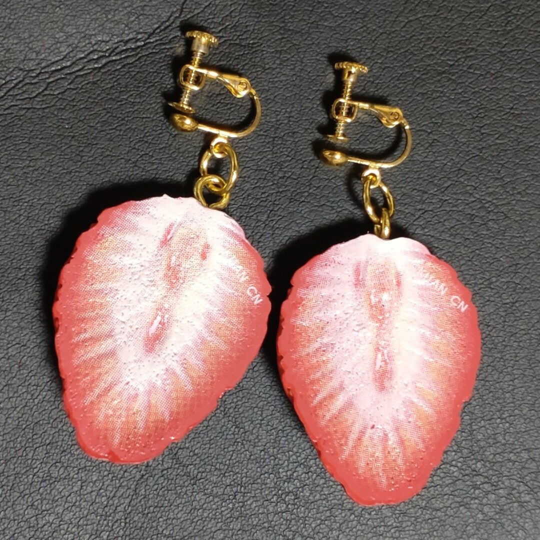 ハンドメイド 苺🍓&パールパーツのイヤリング ハンドメイドのアクセサリー(イヤリング)の商品写真