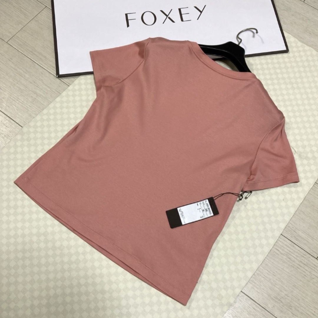 FOXEY(フォクシー)の極美品¥36,300タグ付き★FOXEY ロゴ刺繍入りTシャツ(４２・ピンク) レディースのトップス(Tシャツ(半袖/袖なし))の商品写真