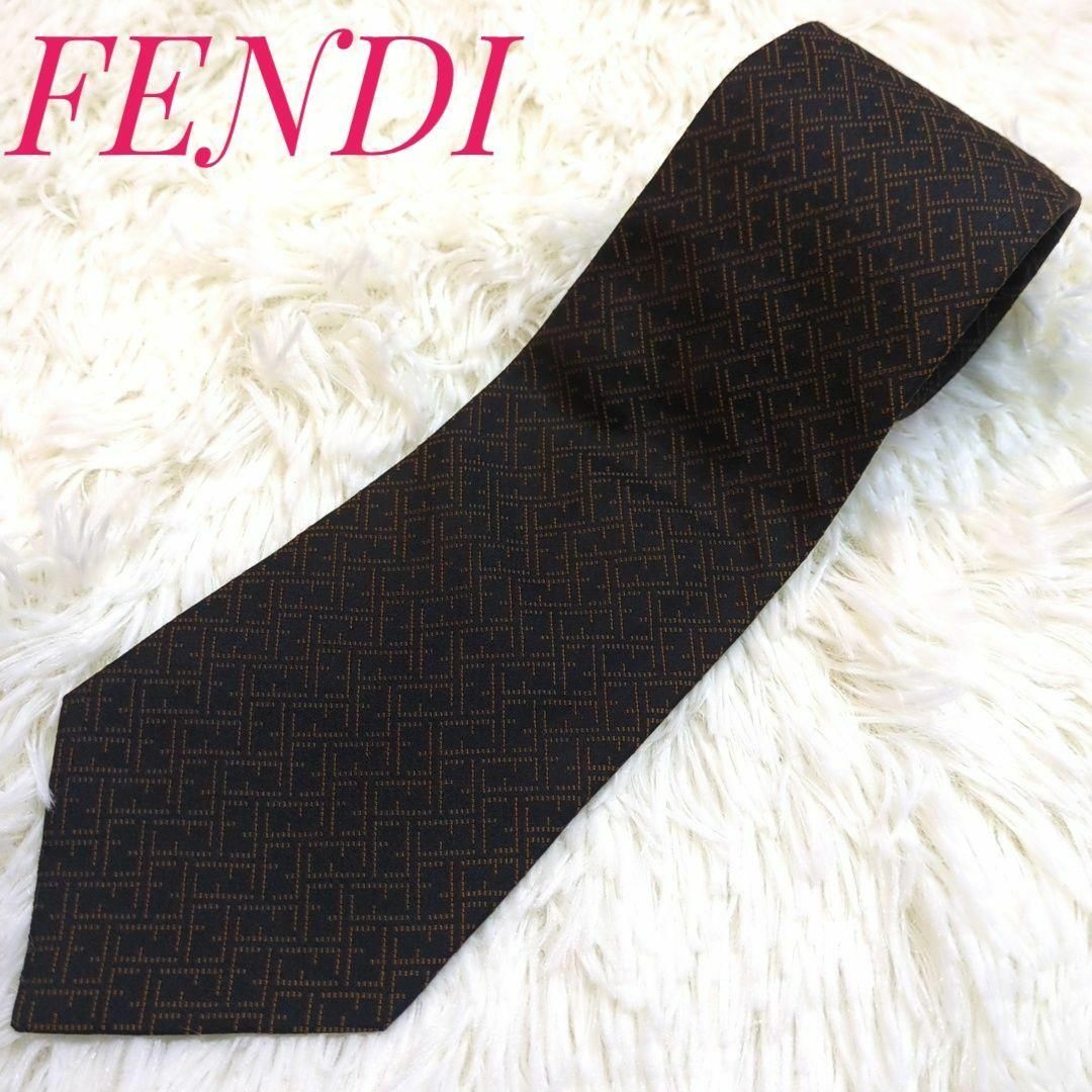 FENDI(フェンディ)の✨激渋美品✨　FENDI　ロゴ　総柄　ズッカ柄　ネクタイ　ブラウン　オレンジ メンズのファッション小物(ネクタイ)の商品写真