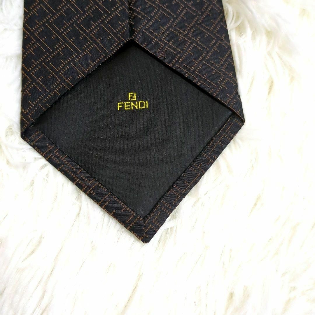 FENDI(フェンディ)の✨激渋美品✨　FENDI　ロゴ　総柄　ズッカ柄　ネクタイ　ブラウン　オレンジ メンズのファッション小物(ネクタイ)の商品写真