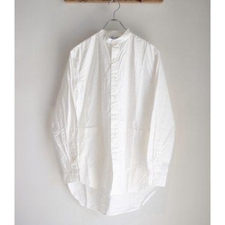 Yarmo - yarmo ヤーモ　ハンサムに着れるバンドカラーシャツ　ホワイト　白