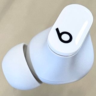 ビーツバイドクタードレ(Beats by Dr Dre)の国内正規品★美品★Beats Studio Buds ホワイト左耳のみ／W182(ヘッドフォン/イヤフォン)