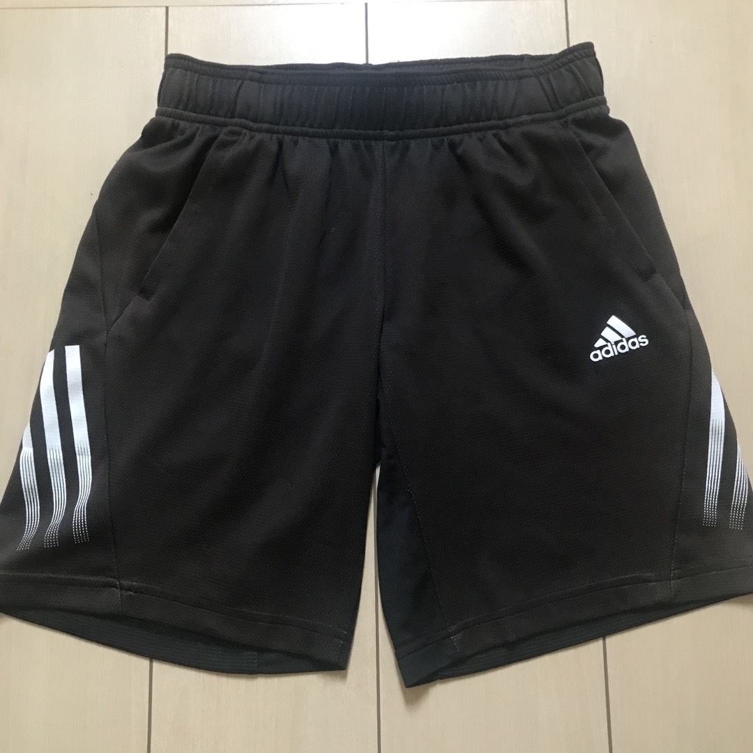 adidas(アディダス)のアディダス　ハーフパンツ　160 キッズ/ベビー/マタニティのキッズ服男の子用(90cm~)(パンツ/スパッツ)の商品写真