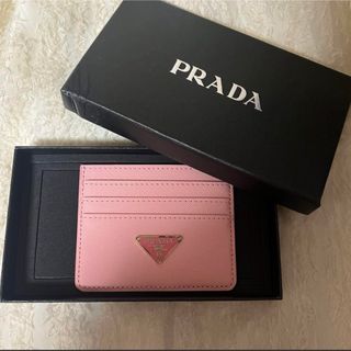 プラダ(PRADA)のプラダ　パスケース　ピンク　ロゴ　ハイブランド　定期入れ　名刺入れ　財布(名刺入れ/定期入れ)