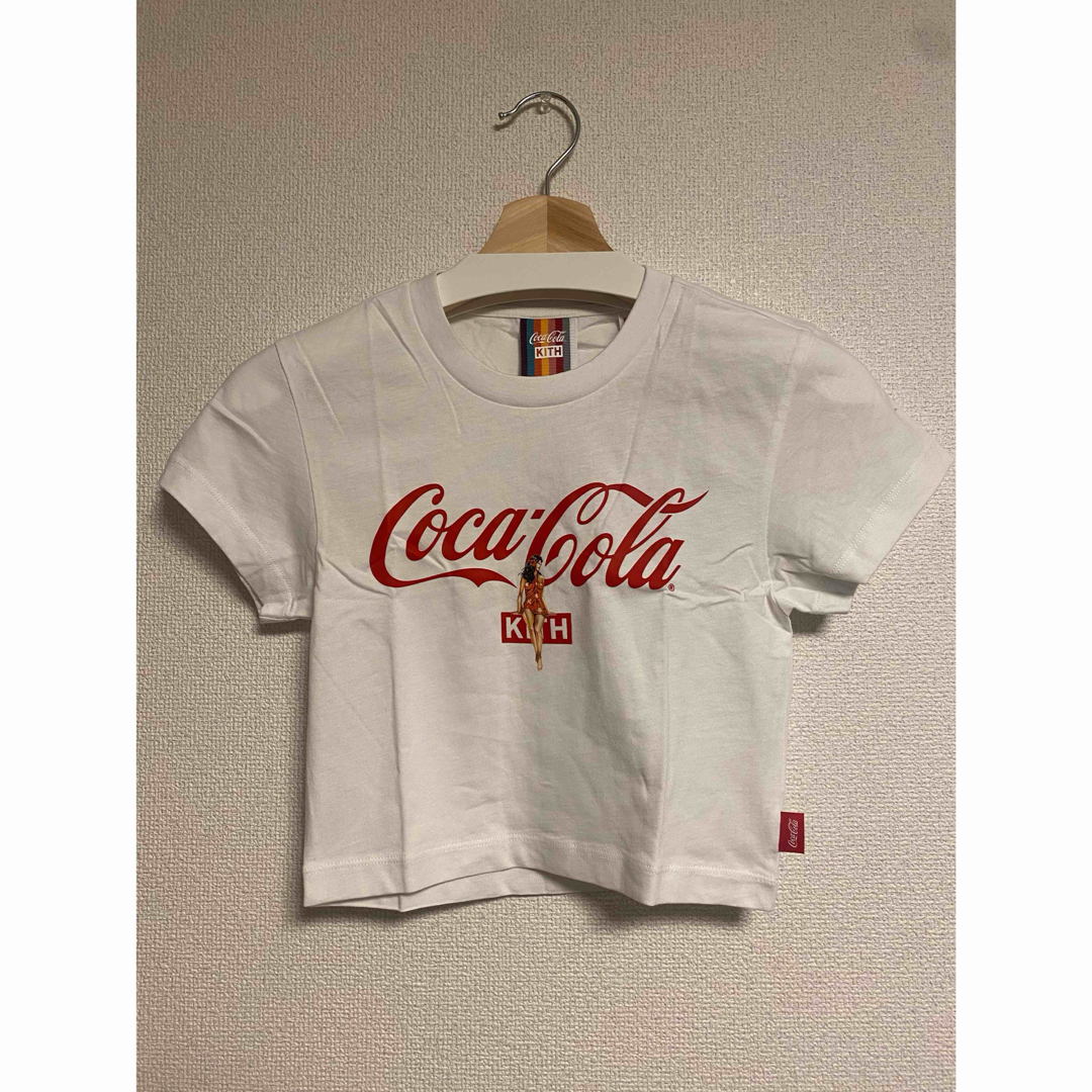 KITH(キス)の【タグ付】KITH WOMEN × COCA-COLA MULBERRY TEE レディースのトップス(Tシャツ(半袖/袖なし))の商品写真