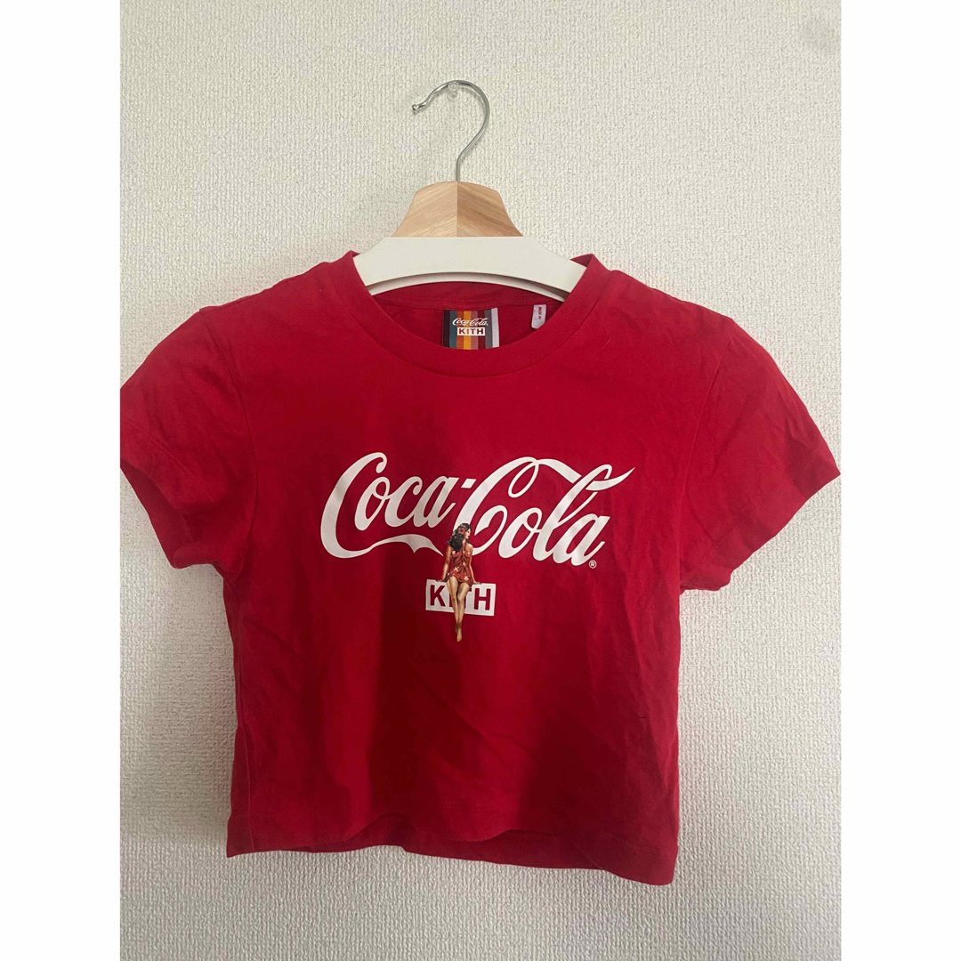KITH(キス)のKITH WOMEN × COCA-COLA MULBERRY TEE レディースのトップス(Tシャツ(半袖/袖なし))の商品写真