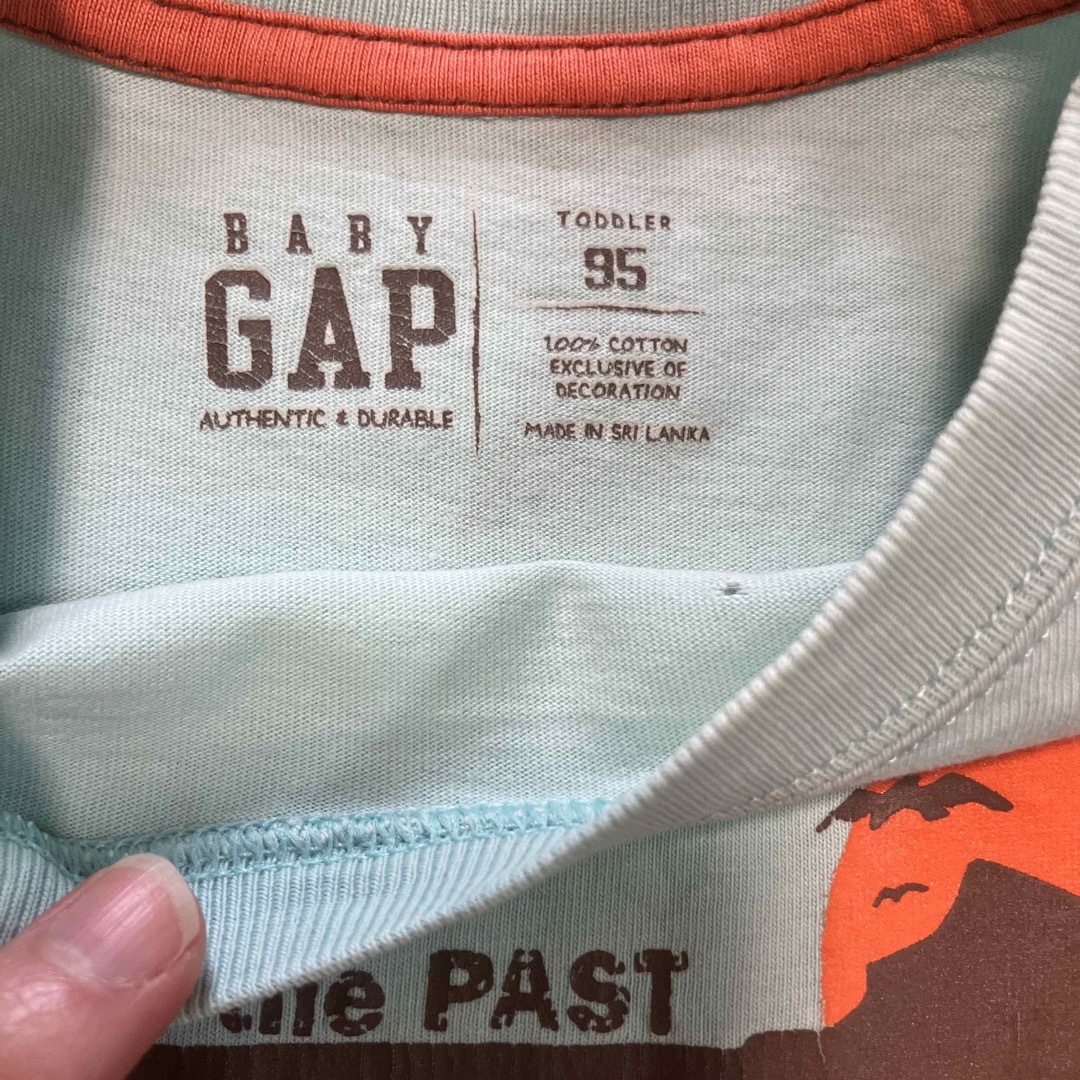 babyGAP(ベビーギャップ)のbabyGAP ベイビーギャップ　Tシャツ　95センチ　恐竜 キッズ/ベビー/マタニティのキッズ服男の子用(90cm~)(Tシャツ/カットソー)の商品写真