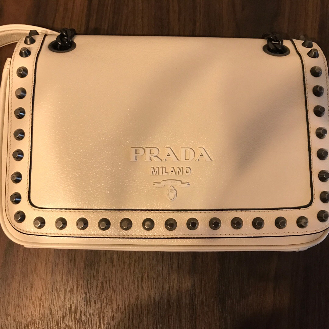 PRADA(プラダ)のPRADAスタッズ付き2wayチェーンバッグ レディースのバッグ(ショルダーバッグ)の商品写真