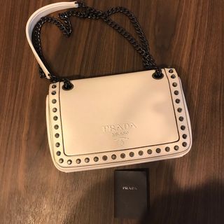 プラダ(PRADA)のPRADAスタッズ付き2wayチェーンバッグ(ショルダーバッグ)