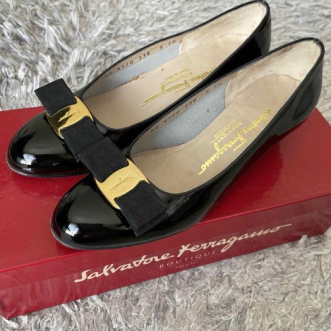 Salvatore Ferragamo(サルヴァトーレフェラガモ)のサルヴァトーレフェラガモ エナメル 5C ヴァラ パンプス ブラック レディースの靴/シューズ(ハイヒール/パンプス)の商品写真