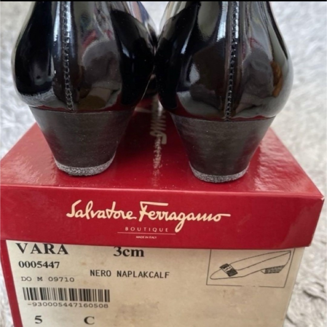 Salvatore Ferragamo(サルヴァトーレフェラガモ)のサルヴァトーレフェラガモ エナメル 5C ヴァラ パンプス ブラック レディースの靴/シューズ(ハイヒール/パンプス)の商品写真