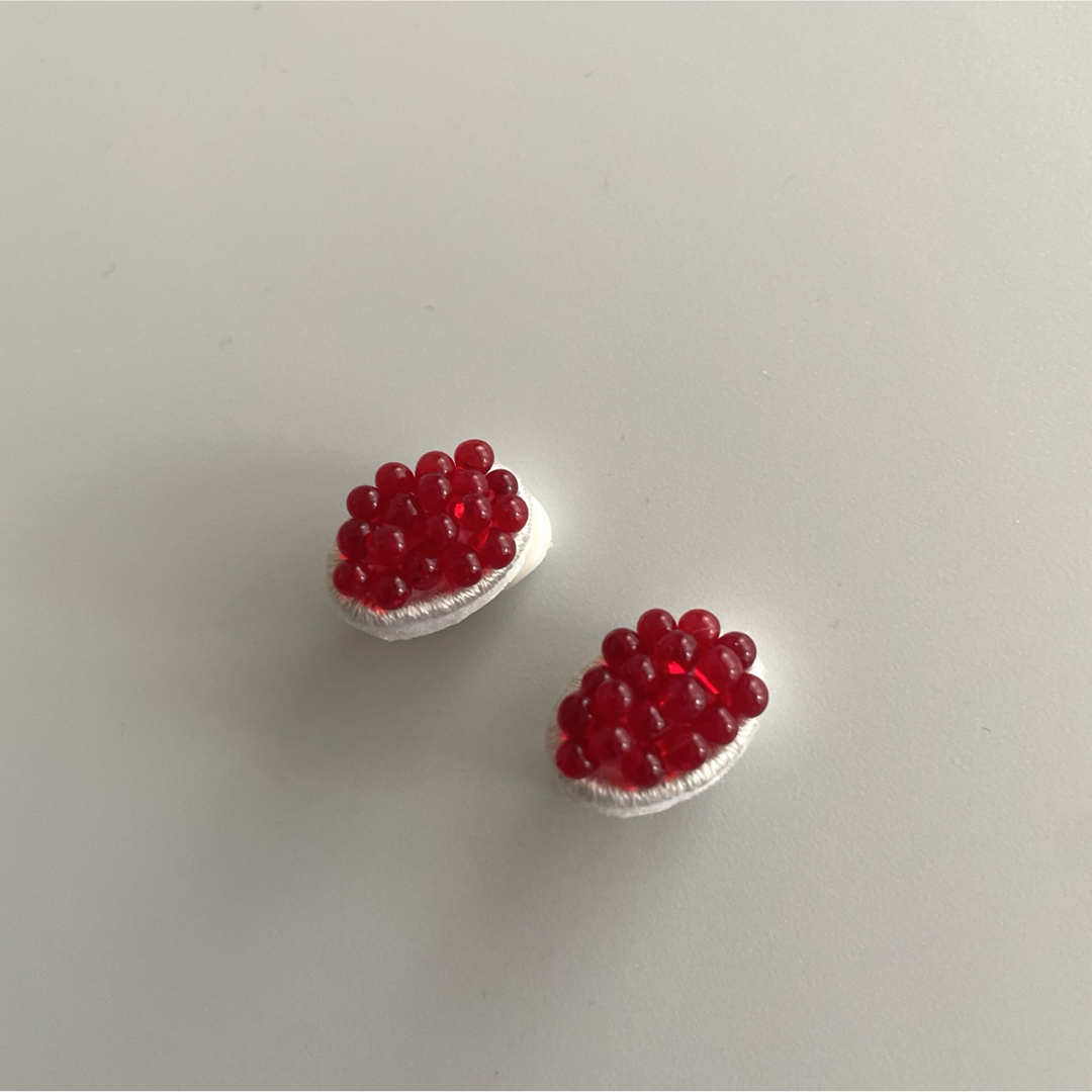 木苺のようなイヤリング　小ぶり　ビーズ刺繍　蝶バネイヤリング　赤　 ハンドメイドのアクセサリー(イヤリング)の商品写真