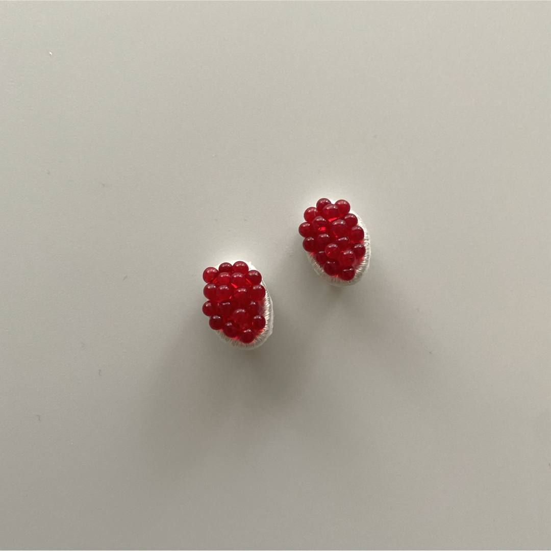 木苺のようなイヤリング　小ぶり　ビーズ刺繍　蝶バネイヤリング　赤　 ハンドメイドのアクセサリー(イヤリング)の商品写真