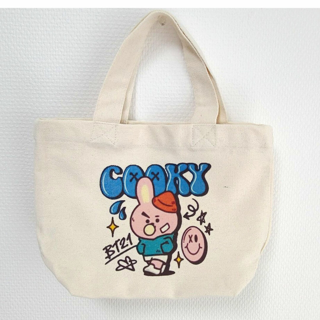 BT21(ビーティーイシビル)のBT21    COOKY   トートバッグ    ストリートバージョン エンタメ/ホビーのタレントグッズ(アイドルグッズ)の商品写真