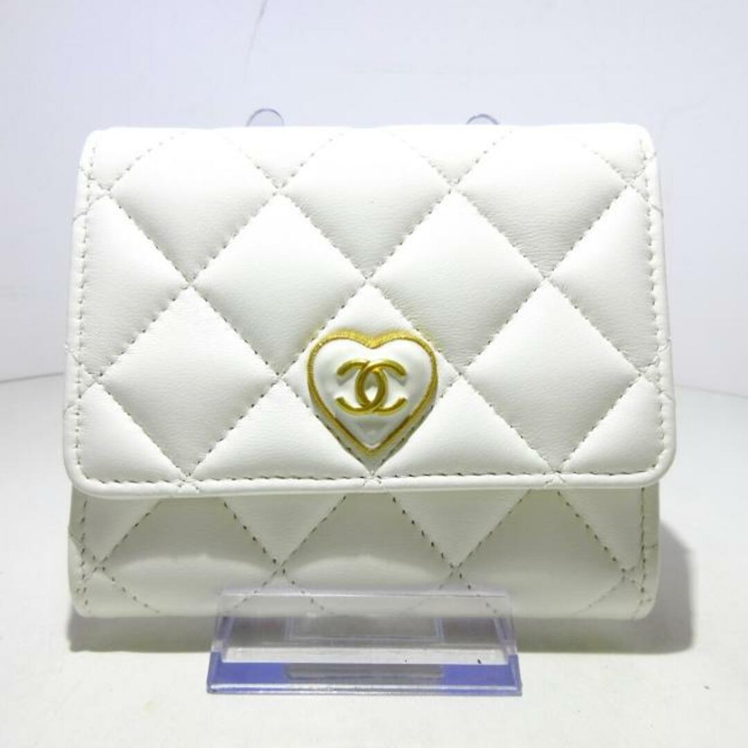 CHANEL(シャネル)のCHANEL(シャネル) 3つ折り財布美品  マトラッセ スモール フラップ ウォレット AP3392 白 ハート/ゴールド金具/2023SS ラムスキン レディースのファッション小物(財布)の商品写真