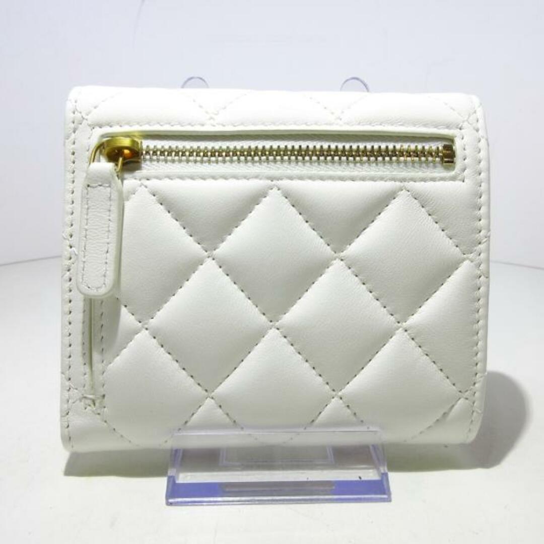 CHANEL(シャネル)のCHANEL(シャネル) 3つ折り財布美品  マトラッセ スモール フラップ ウォレット AP3392 白 ハート/ゴールド金具/2023SS ラムスキン レディースのファッション小物(財布)の商品写真