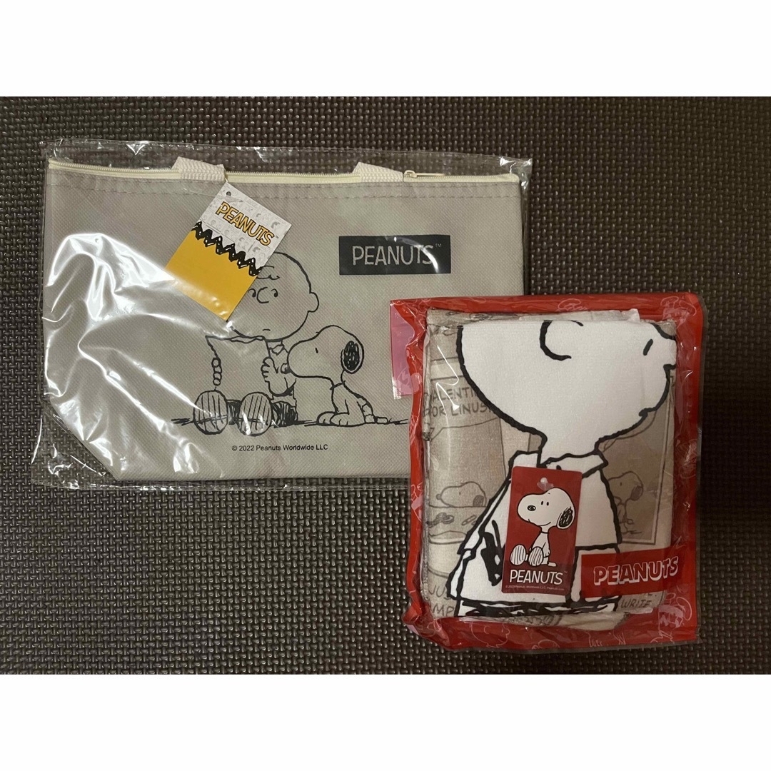 PEANUTS(ピーナッツ)のPEANUTS スヌーピー　保冷温バック＆スポーツタオル★グレー★ インテリア/住まい/日用品の日用品/生活雑貨/旅行(タオル/バス用品)の商品写真