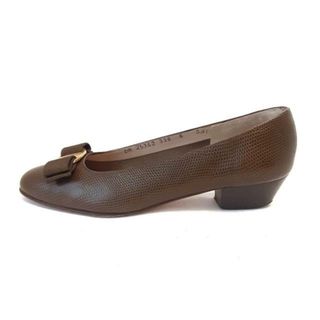 サルヴァトーレフェラガモ(Salvatore Ferragamo)のSalvatoreFerragamo(サルバトーレフェラガモ) パンプス 6 レディース - カーキ ヴァラ/型押し加工 レザー(ハイヒール/パンプス)