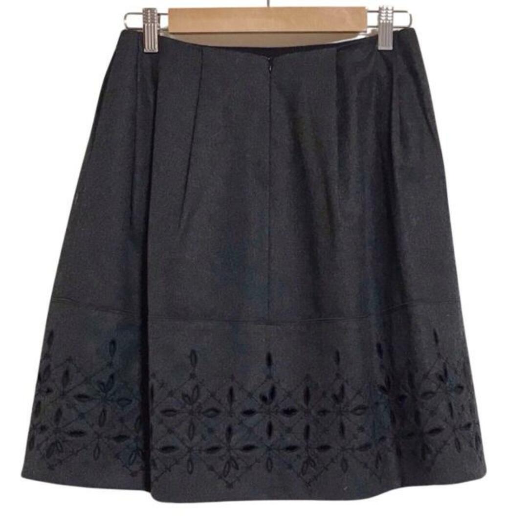 FOXEY(フォクシー)のFOXEY(フォクシー) スカート サイズ38 M レディース - ダークグレー×黒 ひざ丈/刺繍/フラワー(花) レディースのスカート(その他)の商品写真
