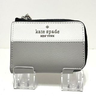 ケイトスペードニューヨーク(kate spade new york)のKate spade(ケイトスペード) キーケース美品  - グレー×白 6連フック/L字ファスナー/コインケース付き レザー(キーケース)