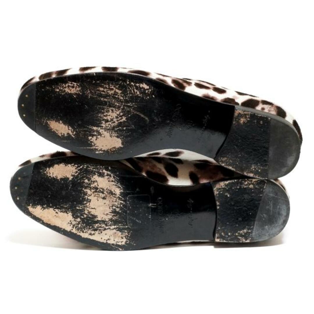JIMMY CHOO(ジミーチュウ)のJIMMY CHOO(ジミーチュウ) ローファー 40 レディース - 白×ダークブラウン×黒 豹柄 ハラコ×エナメル（レザー） レディースの靴/シューズ(ローファー/革靴)の商品写真