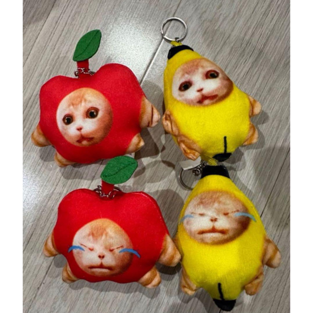 TikTok SNS バナナ猫 りんご猫 猫ミーム キーホルダー 4個セット エンタメ/ホビーのおもちゃ/ぬいぐるみ(キャラクターグッズ)の商品写真