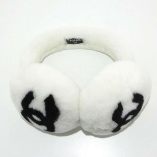 CHANEL - CHANEL(シャネル) 小物美品  - 白×黒 イヤーマフ/ココマーク シープムートン