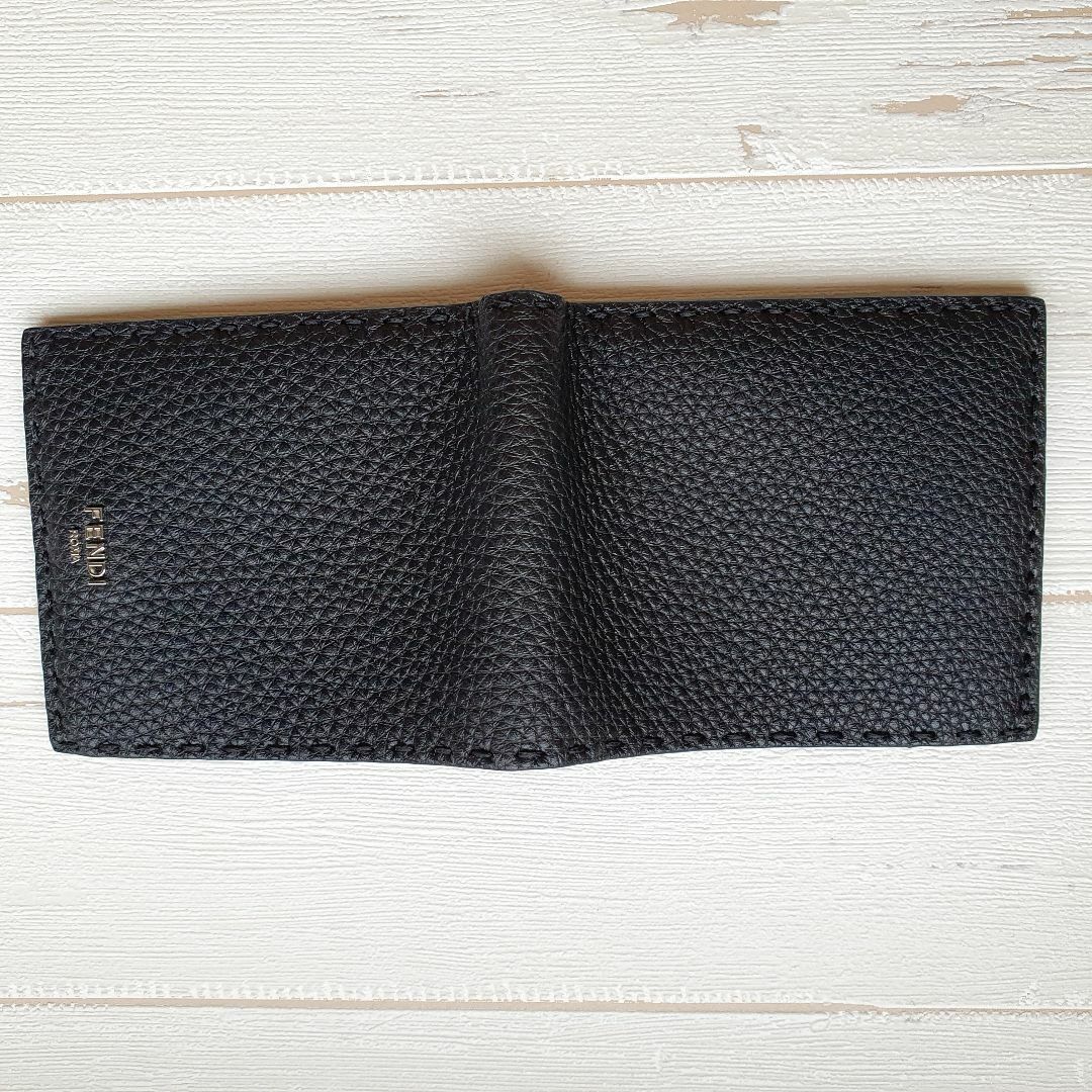 FENDI(フェンディ)の【新品・未使用】FENDI セレリア レザー二つ折り財布 　ブラック　 メンズのファッション小物(折り財布)の商品写真