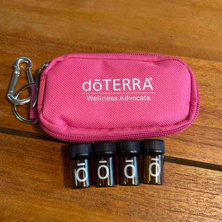 ドテラ(doTERRA)のドテラ　エッセンシャルポーチ＆2ml小瓶４個付き(アロマグッズ)