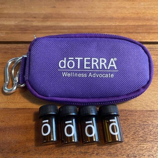 doTERRA - ドテラ　エッセンシャルポーチ＆２ml小瓶４個