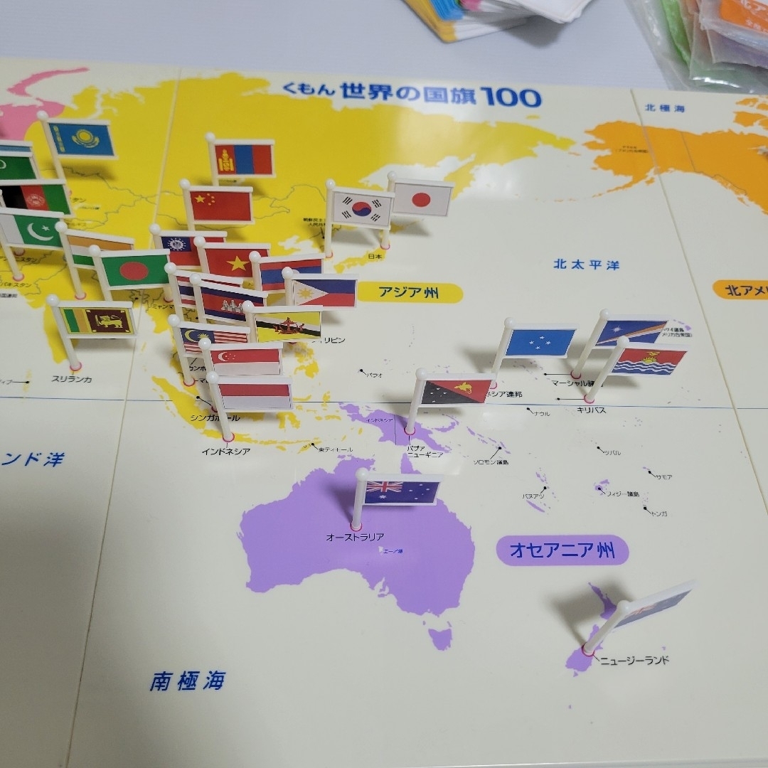 KUMON　世界の国旗100 & 地図パズル キッズ/ベビー/マタニティのおもちゃ(知育玩具)の商品写真