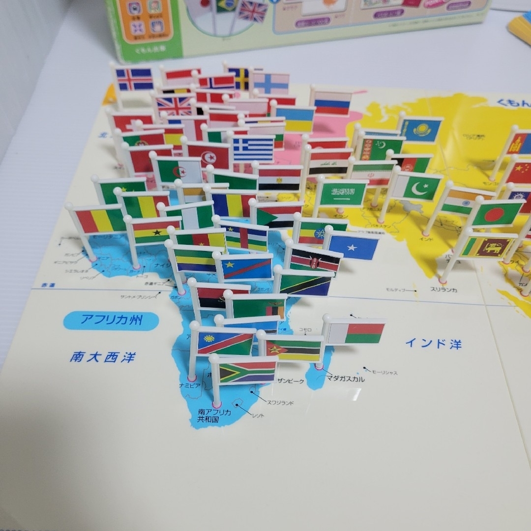 KUMON　世界の国旗100 & 地図パズル キッズ/ベビー/マタニティのおもちゃ(知育玩具)の商品写真