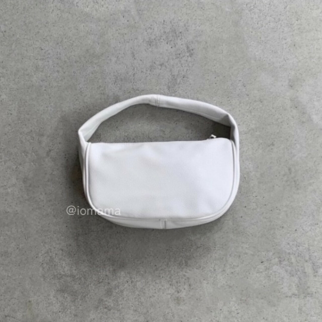 ワンハンドル ムーンバッグ 白 ホワイト 綺麗め お洒落 韓国 レザーバッグ レディースのバッグ(ショルダーバッグ)の商品写真