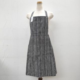 マリメッコ(marimekko)のmarimekko 新品 ストライプ コットン エプロン ブラック ホワ レディース マリメッコ【中古】4-0410G◎(収納/キッチン雑貨)