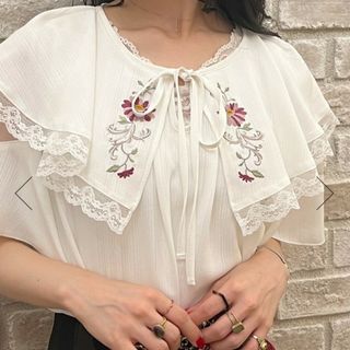 タグ付き！axes femme 刺繍入ケープブラウス