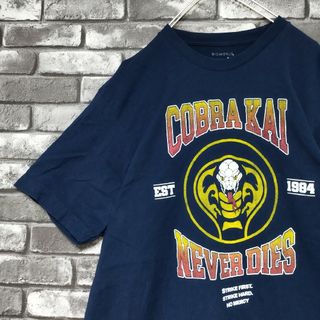 ティービーアンドムービー(TV&MOVIE)のベストキッドコブラ会ムービーtシャツTシャツ映画TEEオーバーサイズビッグロゴ(Tシャツ/カットソー(半袖/袖なし))